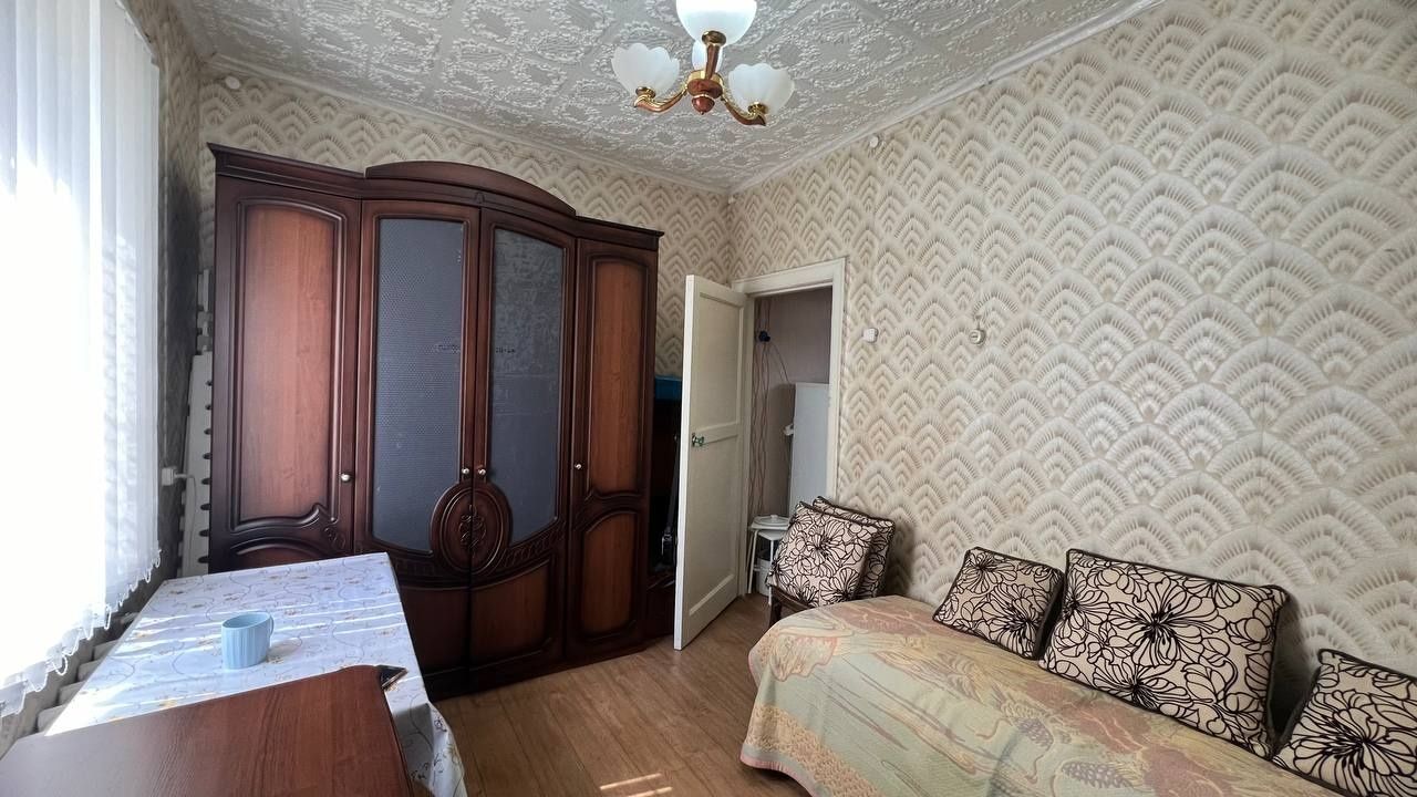 Продаётся 2х комнатная в деревянном доме Холмецкого 74 на 1 этаже