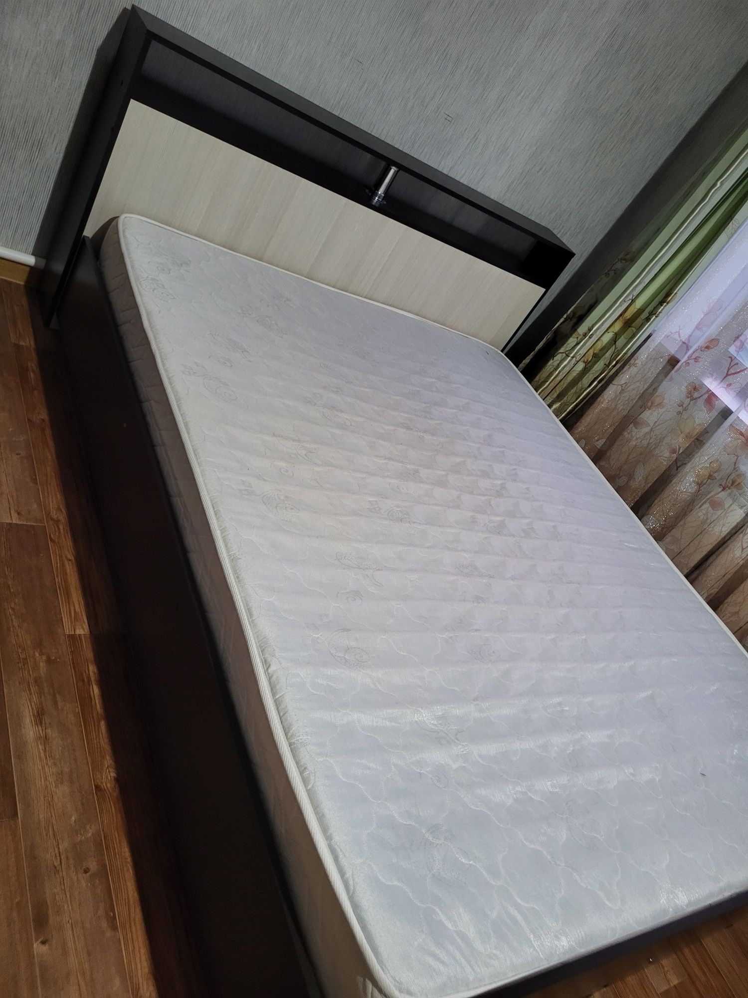 Продам кровать с матрасом