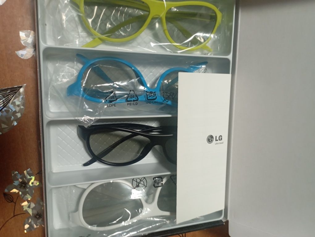 Продам 3D очки четыре пары