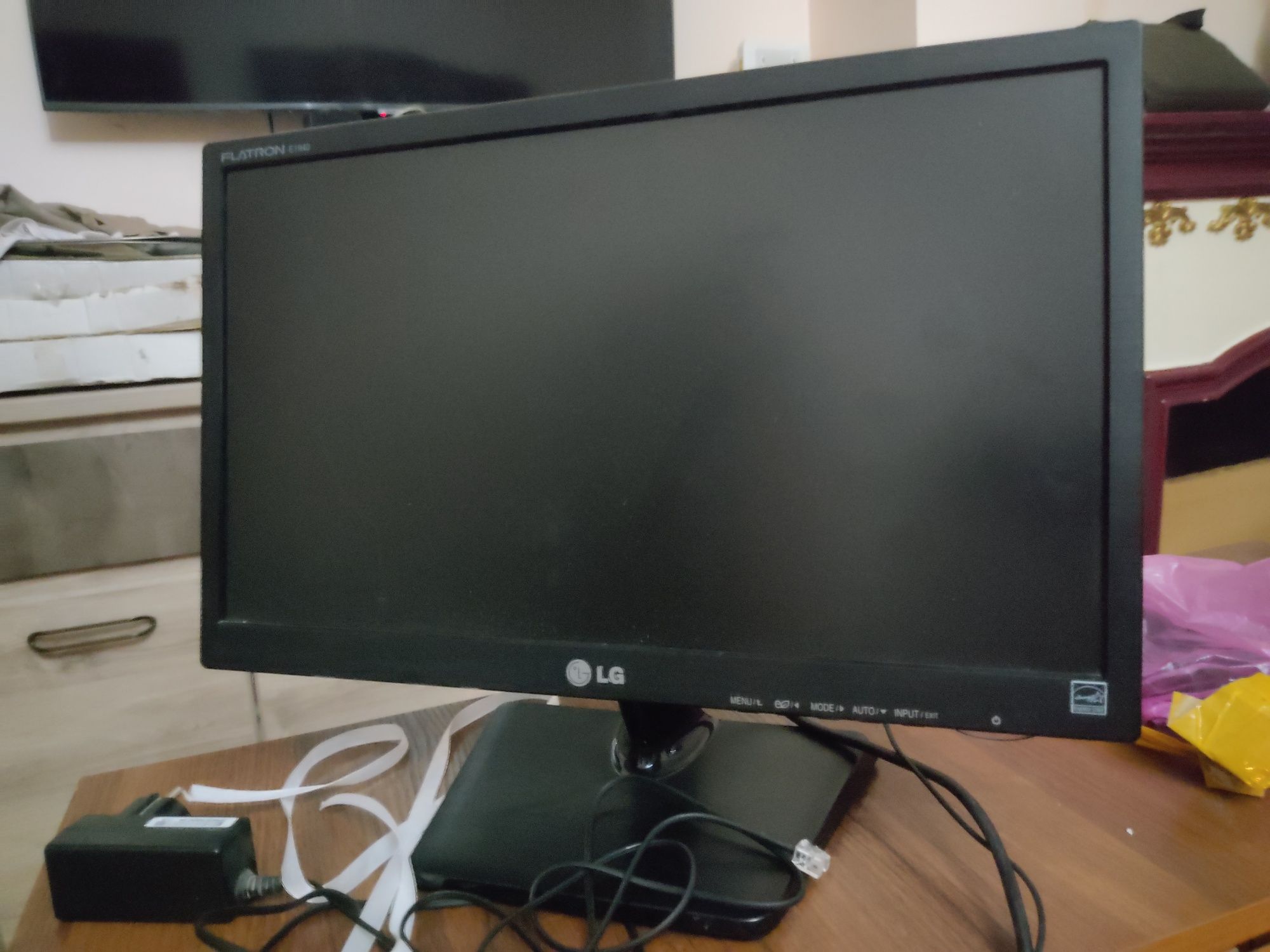 Монитор LG + клавиатура