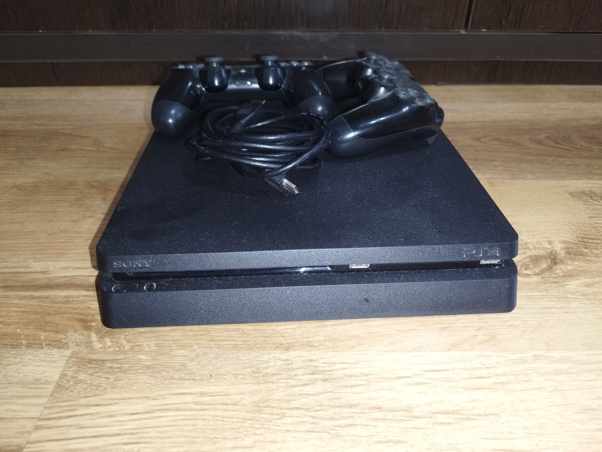 Продам ps4 slim.