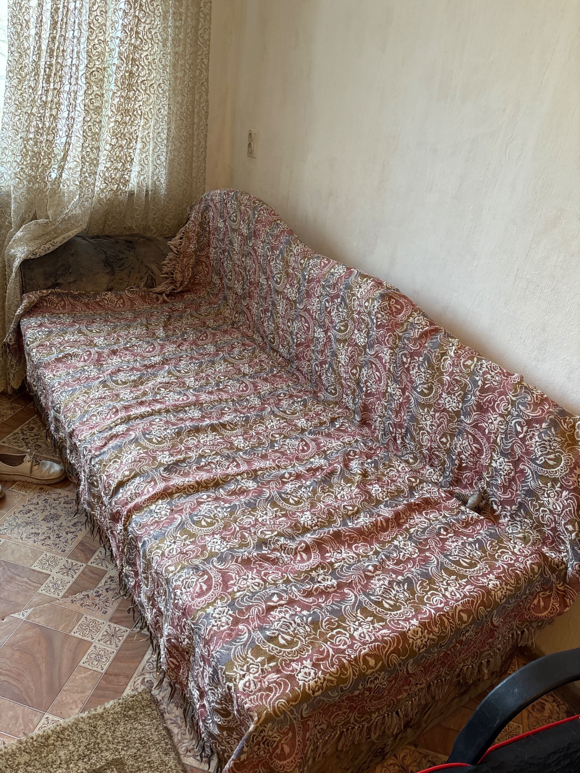 Дарю 3 кресла б/у, кровать б/у, тахта б/у, диван б/у.