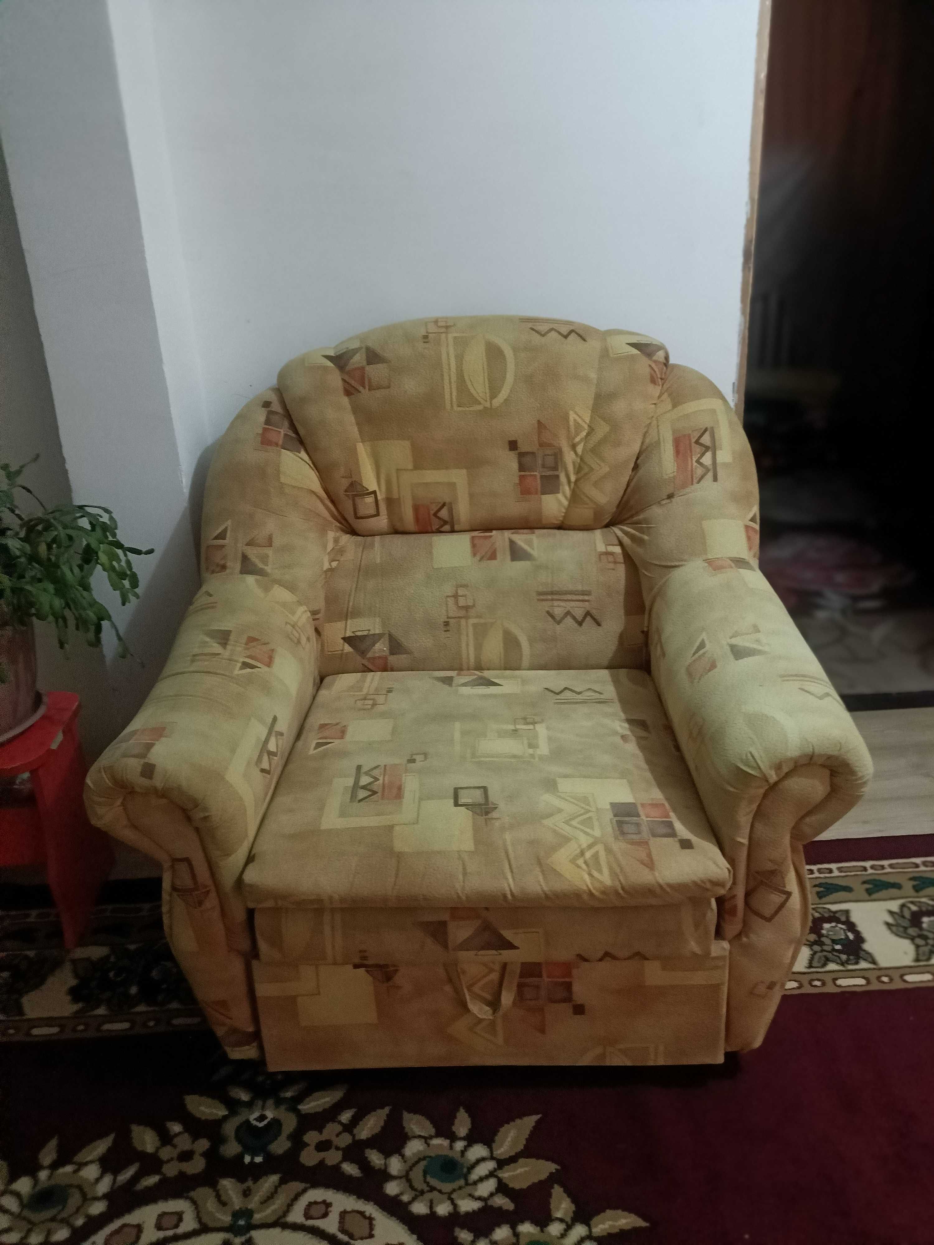Диван и раскладывающеесе кресло-кровать