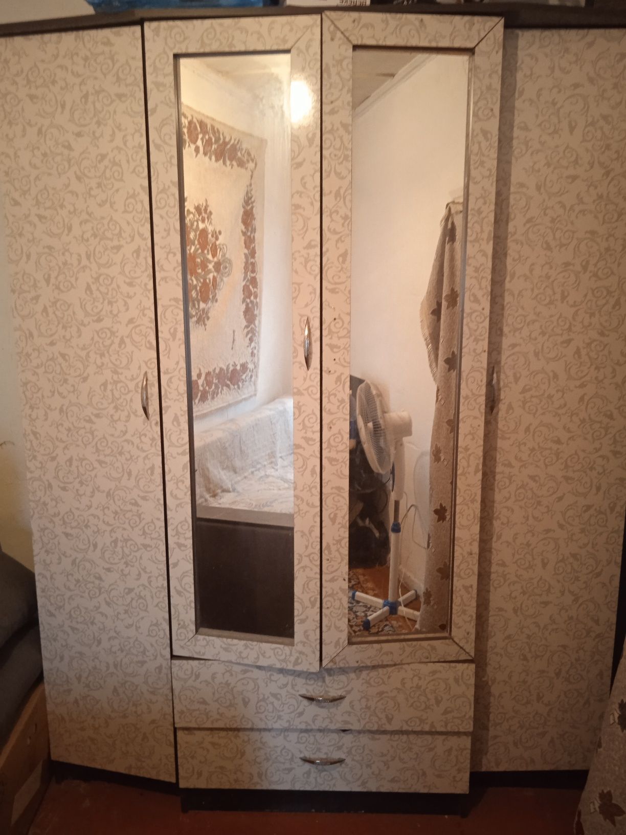 Продам срочно шифоньер