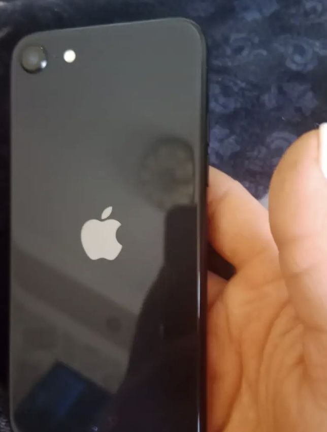 Продам Apple SE.