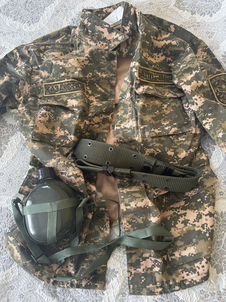 Военная форма с подшивами, берцами и фляжкой