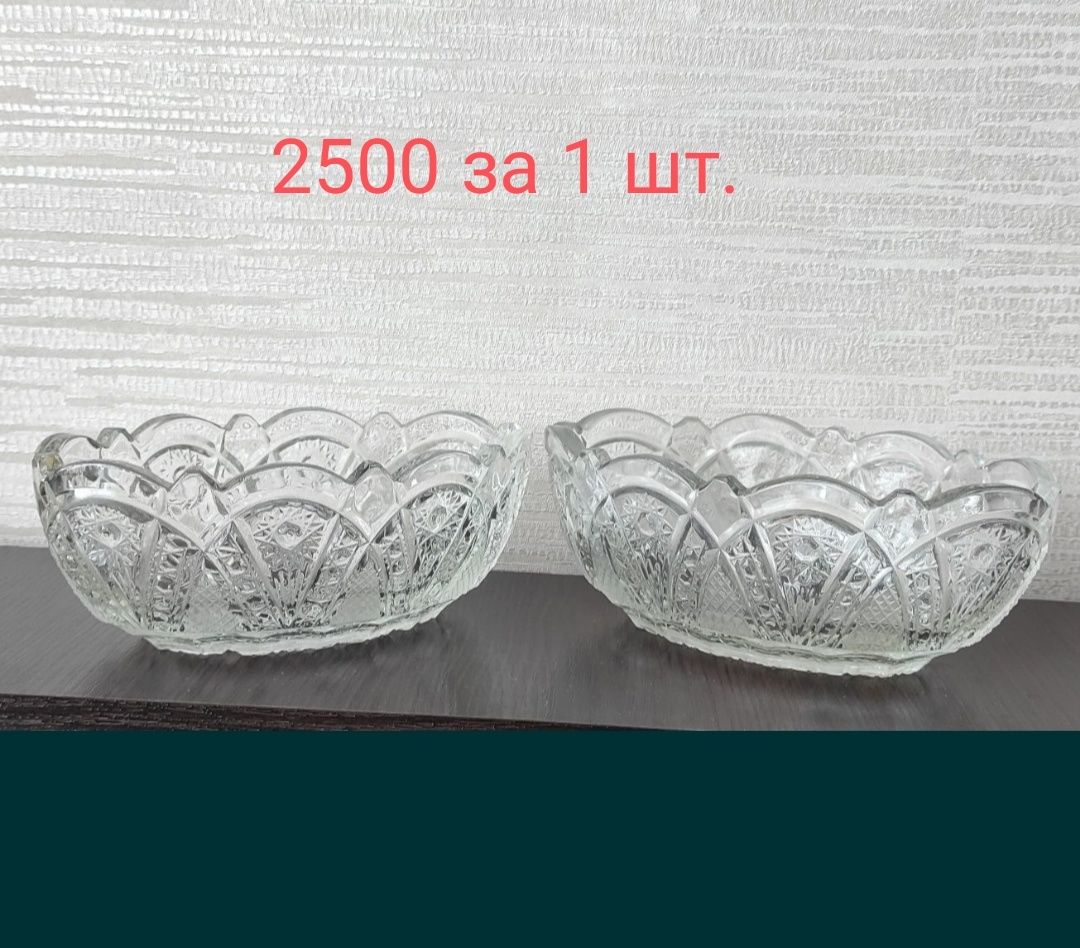 Посуда разная. Есть тарелки, блюда, салатницы