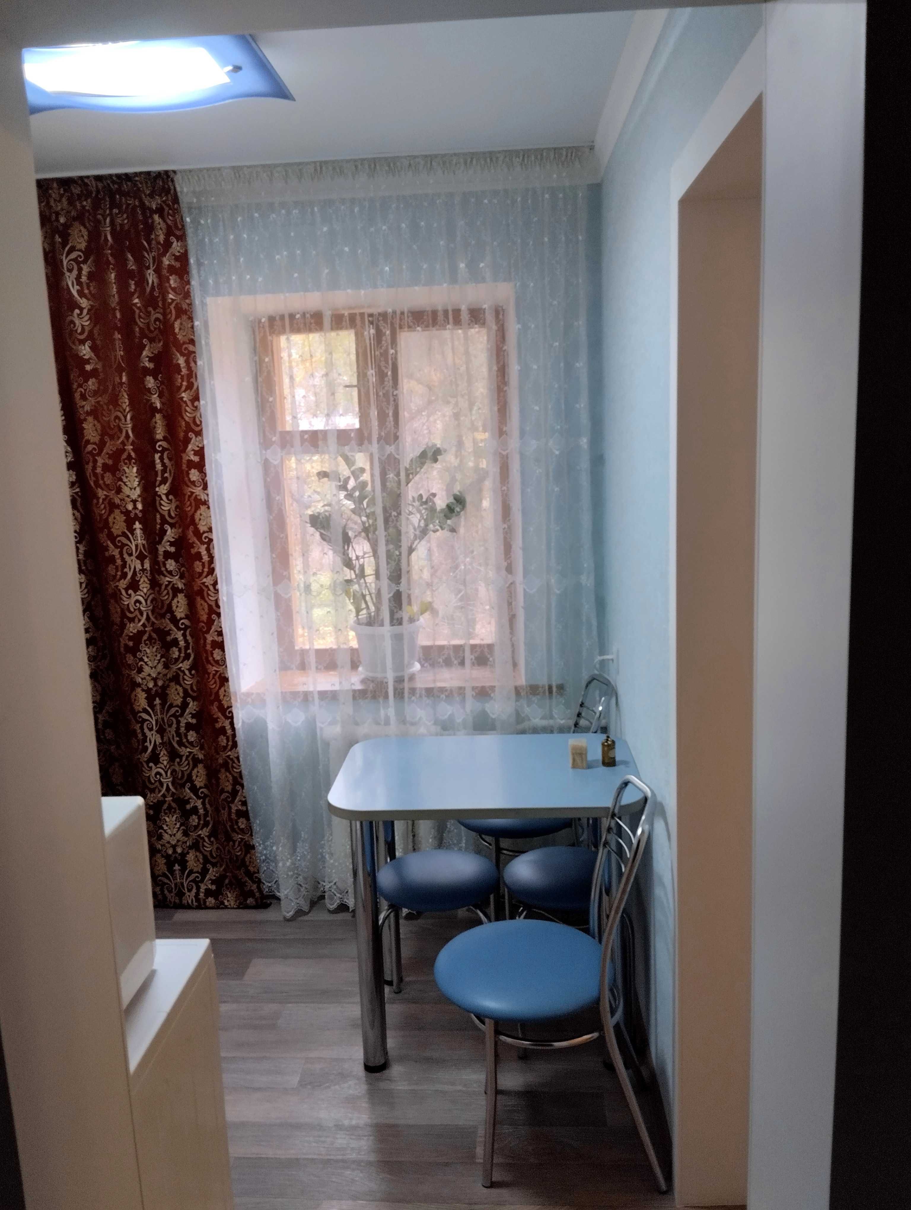 Кухонный стол и стулья