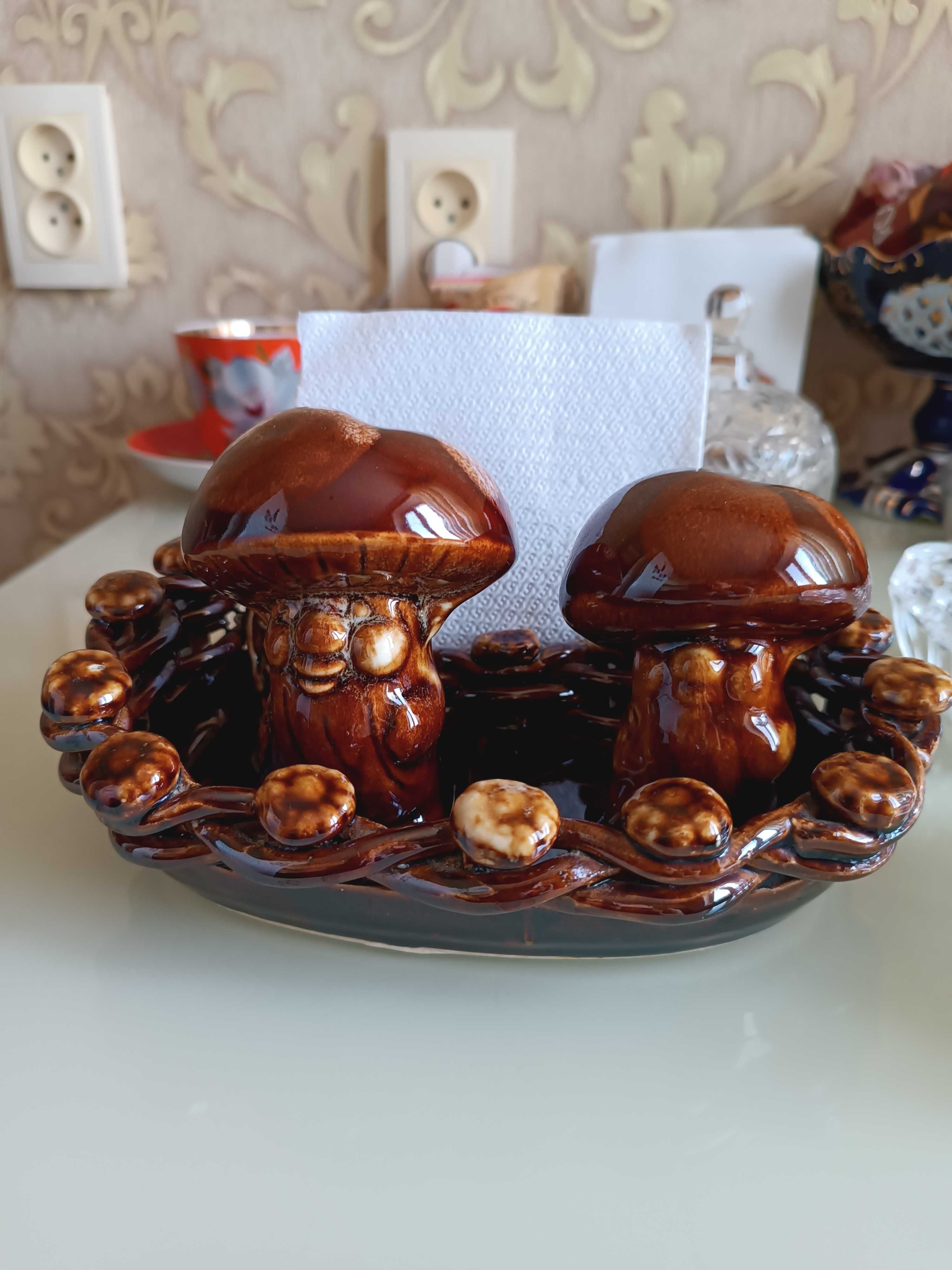 Цветное стекло, хрусталь, фарфор винтаж времён СССР.