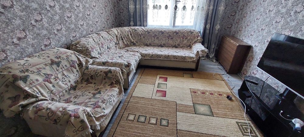 Диван раскладной в хорошем состоянии. Накидка в подарок