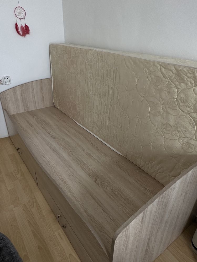 Односпальная кровать, с ящиками.