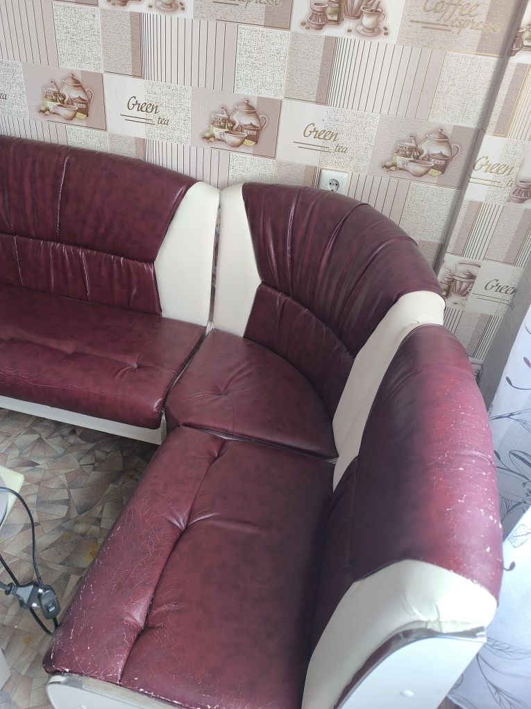 Угловой диван кухонный