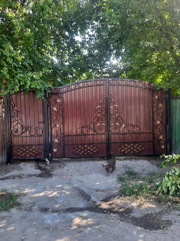 ворота комплекте стойка и профлист с замком  цвет на ваше выбор