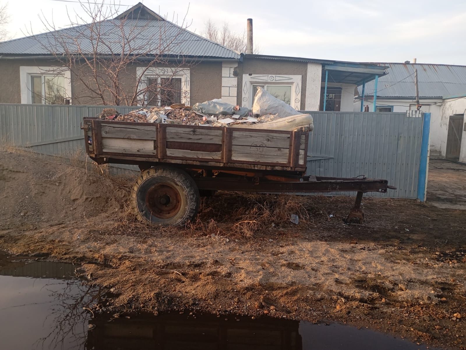 Продаю трактор Т25 с прицепом,плугом, валакушой, граблями