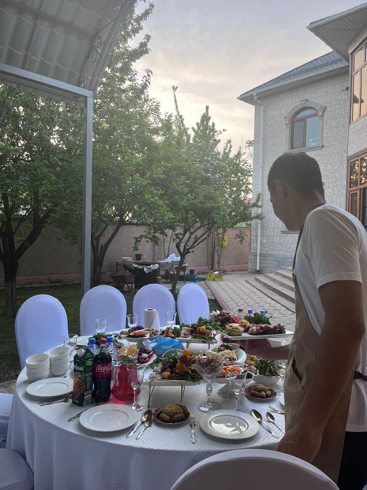 ОФИЦИАНТТАР ,ыдыс жууышылар қызметін усынаді