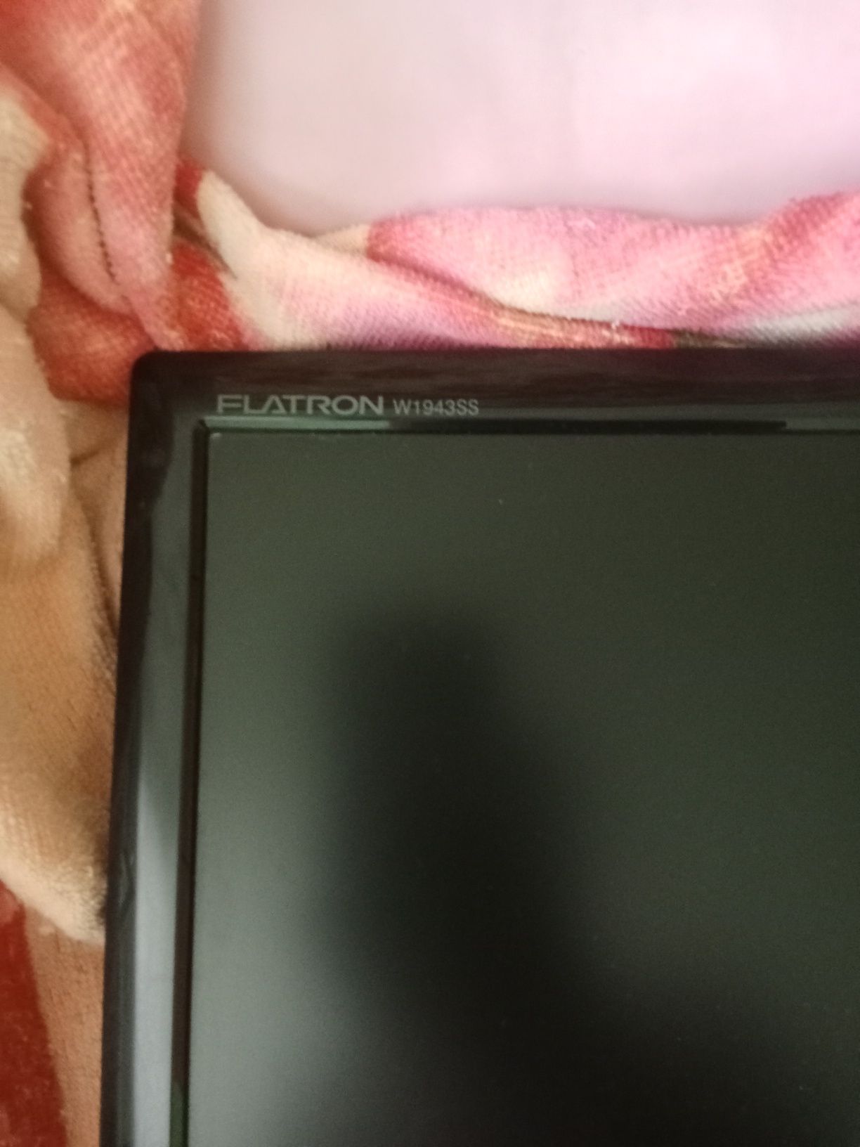 Продам экран  LG FLATRON 19ДЮЙМОВ   полностью рабочий без дефектов