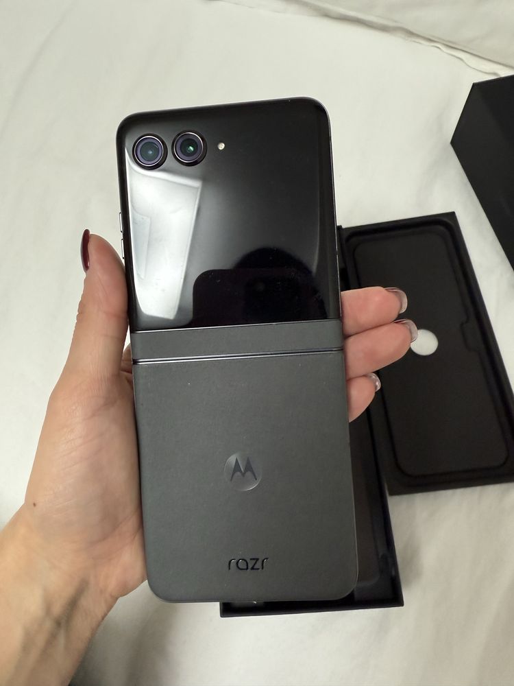 Телефон Motorola razr