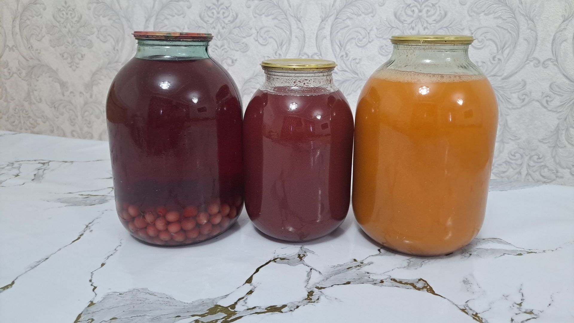 Продам компот из вишни и абрикос с мякотью(сок)
