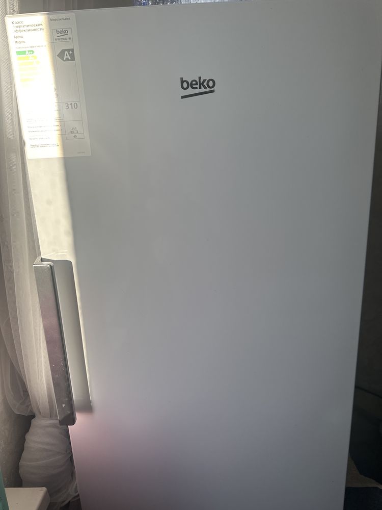 Морозильник вертикальный Beko