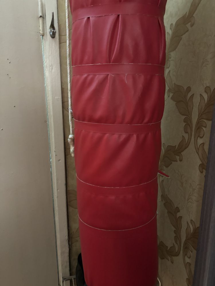 Продам боксерскую грушу , навесная ,плотная ,длина 120 см , вес 60 кг