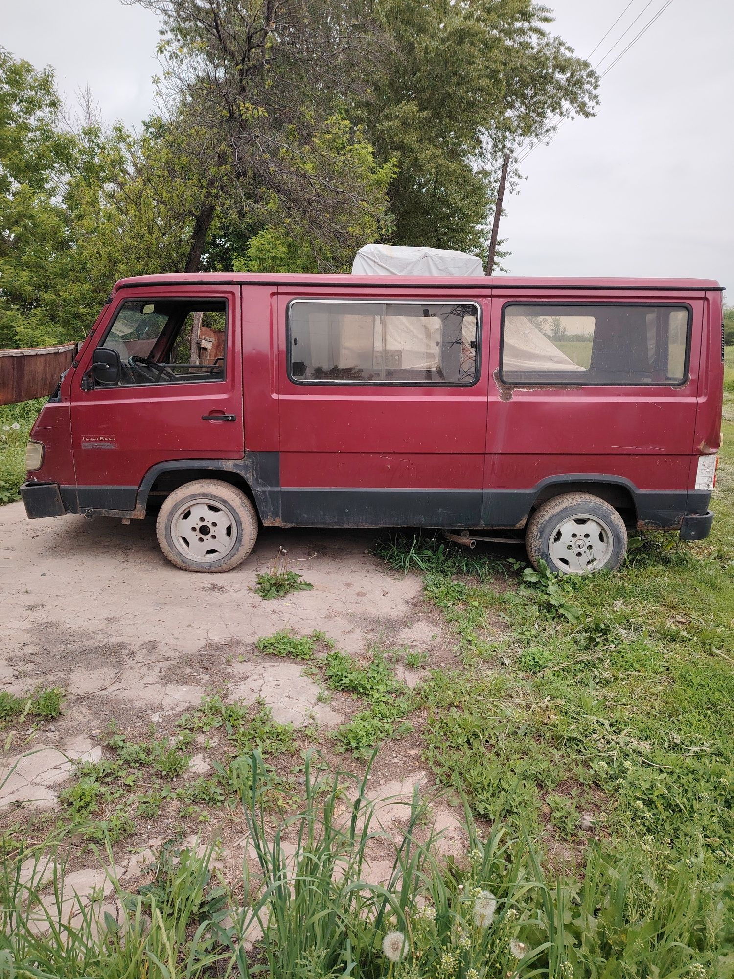 Продам машину мерседес МБ 100
