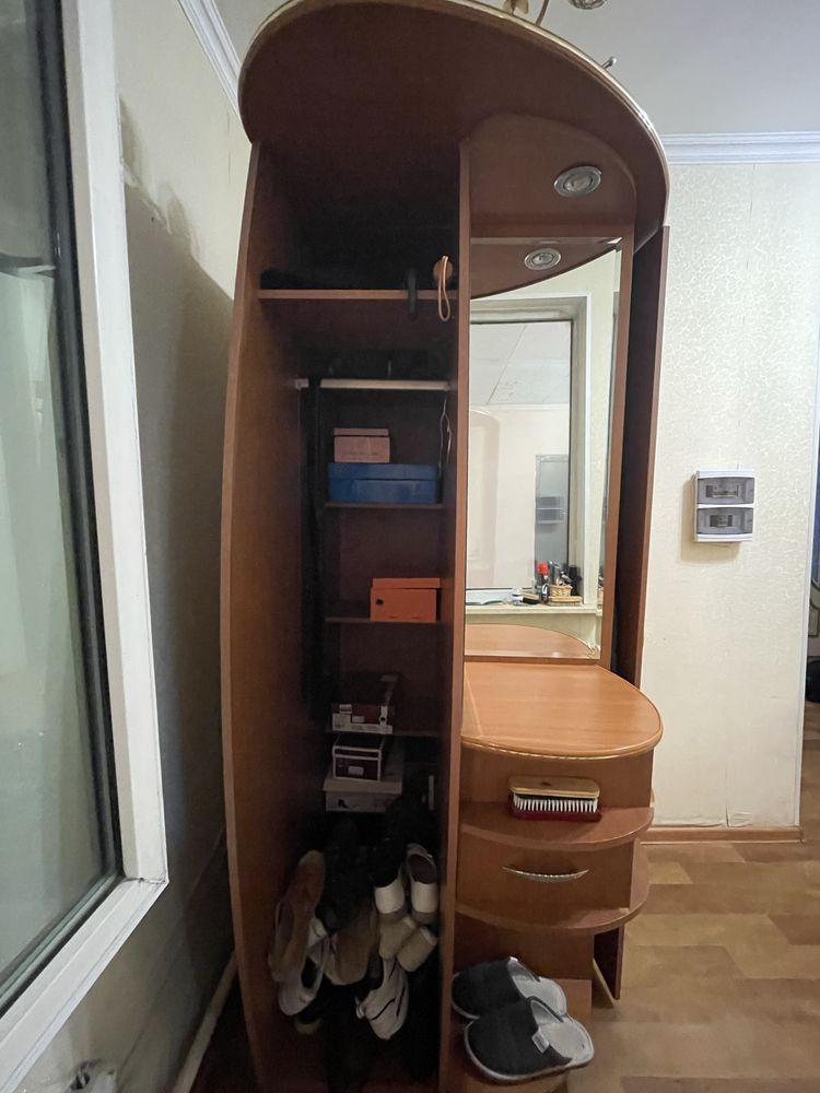 Продам прихожие шкафы