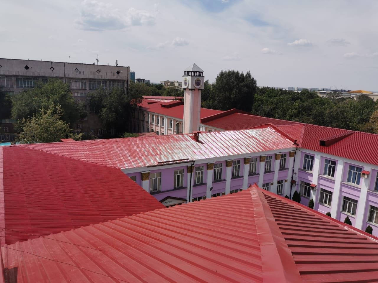 Покраска крыш заборов фасадов .