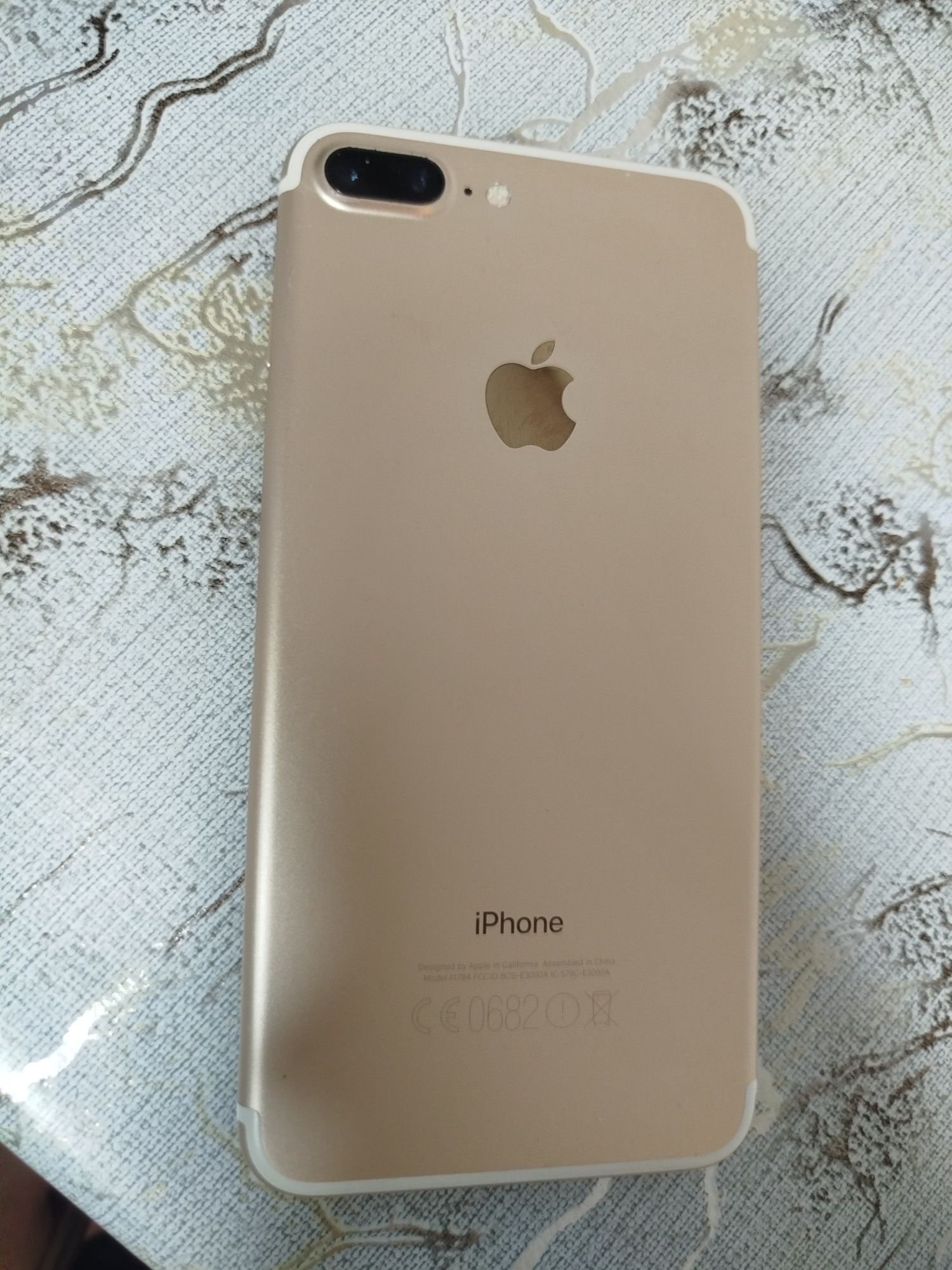 Продам айфон 7plus