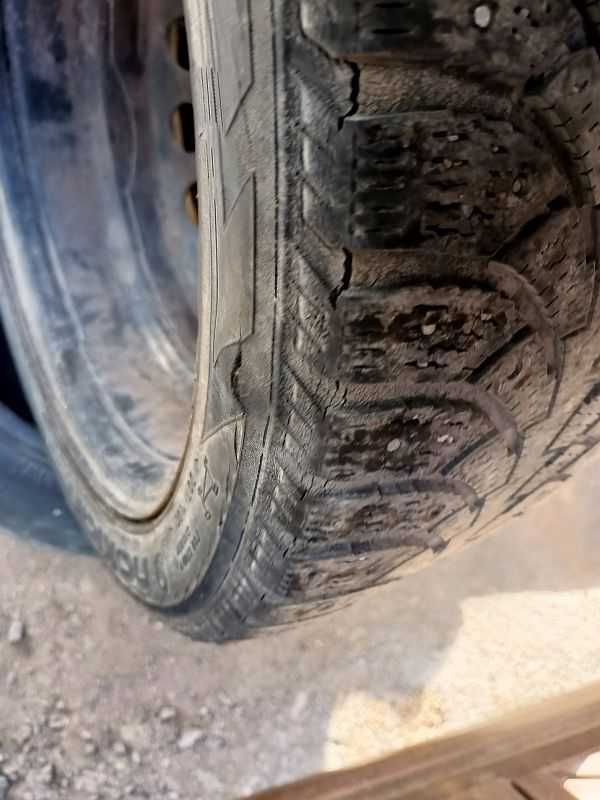 Две шины 205/50 R17 - "Nokian Hakkapeliitta-4" (Финляндия), зимние.