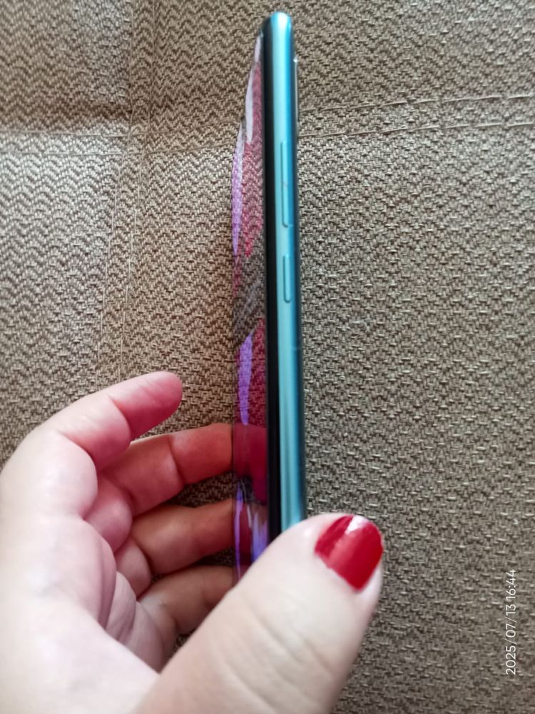 Продается смартфон Oppo 15s 64 гиг памяти и дополнительно паямть 32