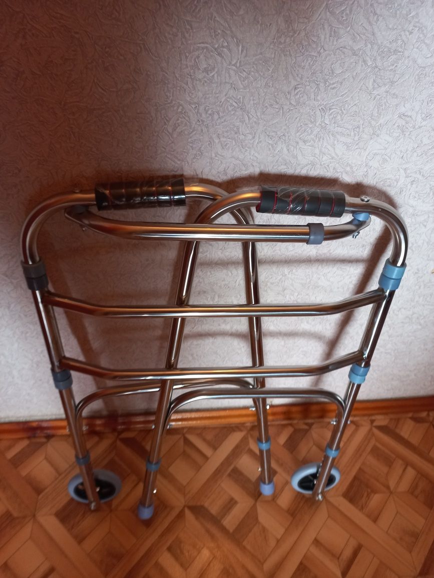 Кресло-туалет для людей с огран.возм. новый.  Ходунки новые.