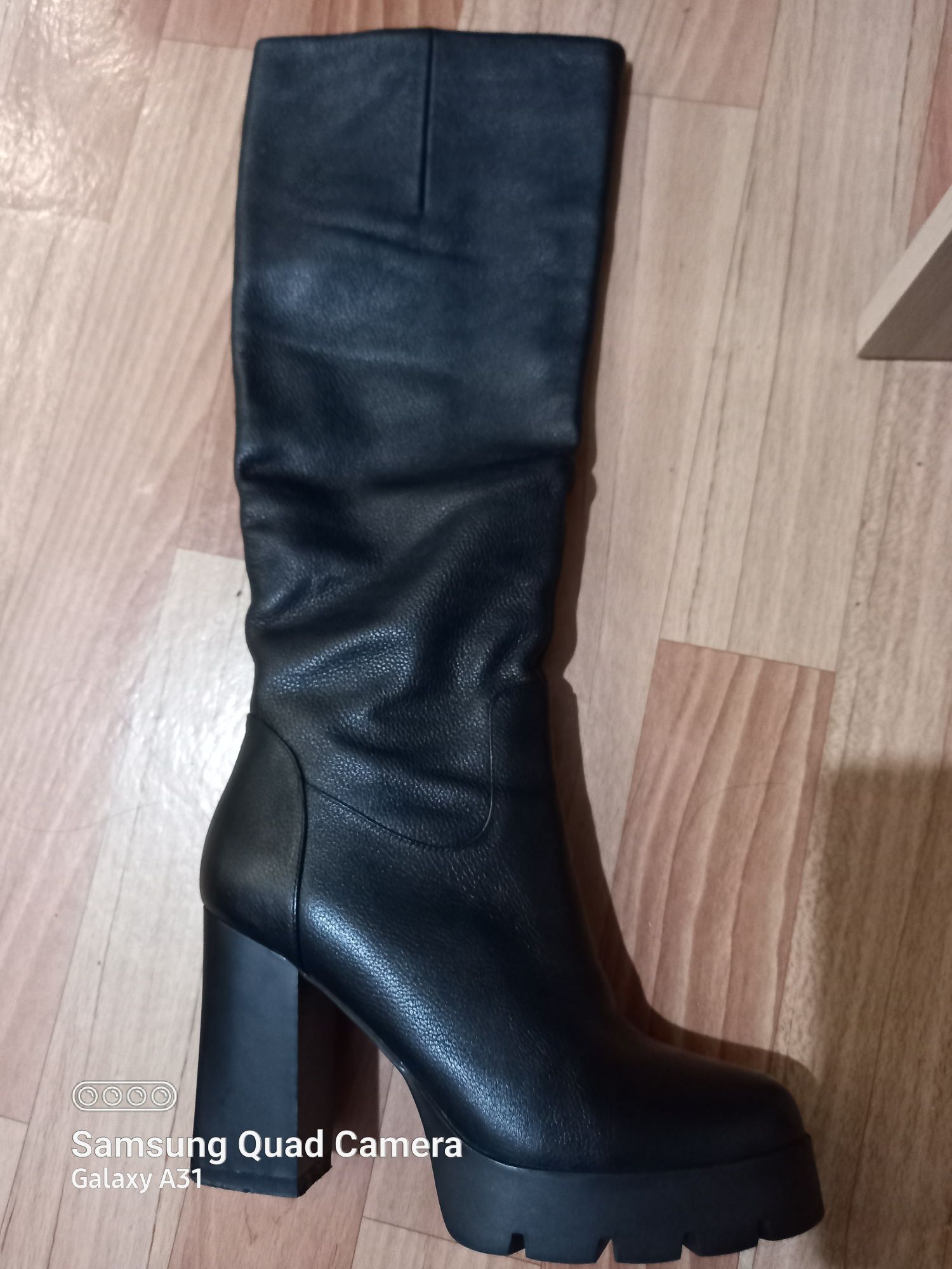 Срочно продам женские сапоги