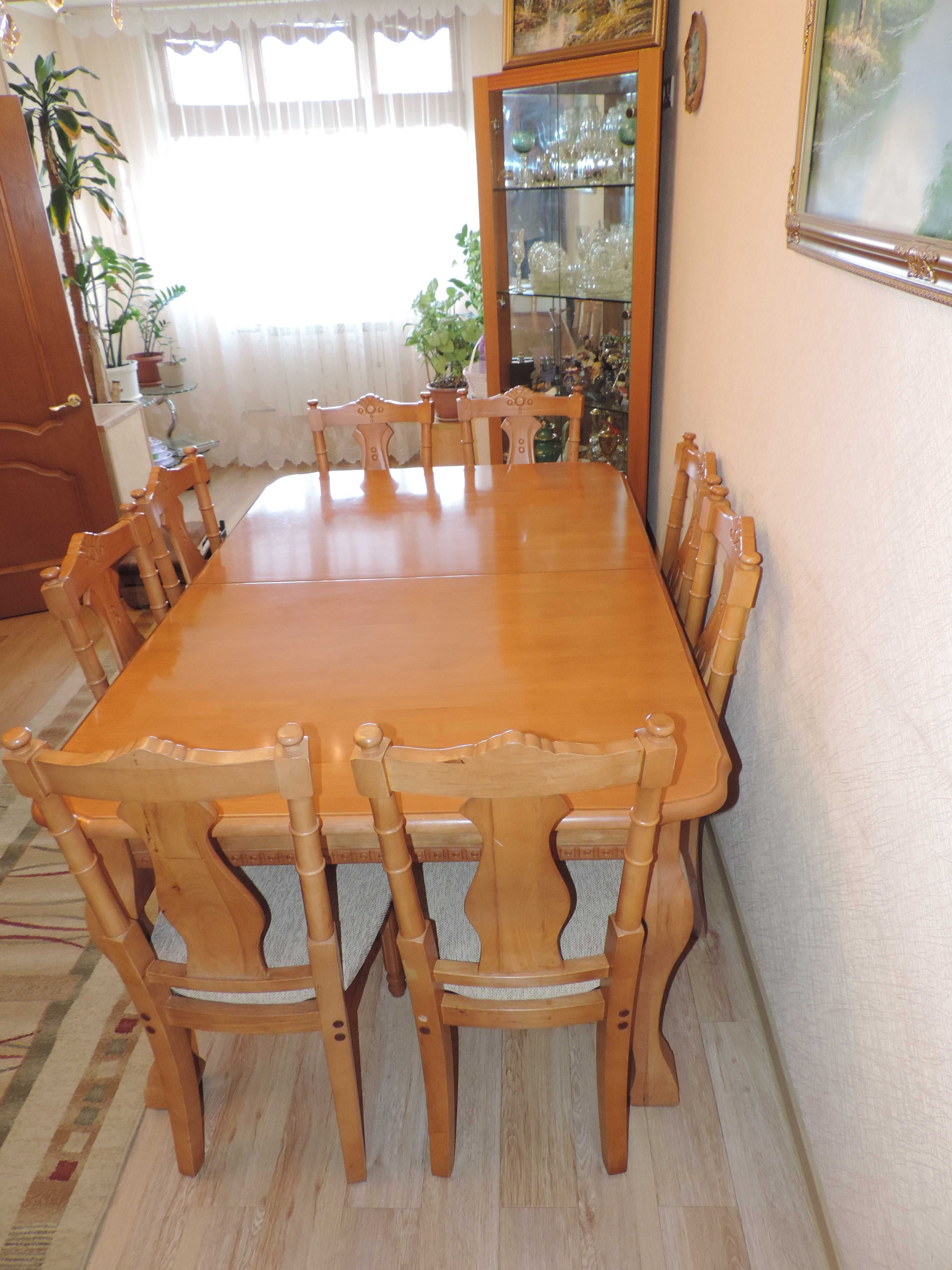 Продам большой раздвижной обеденный стол со стульями 8шт. Торг.
