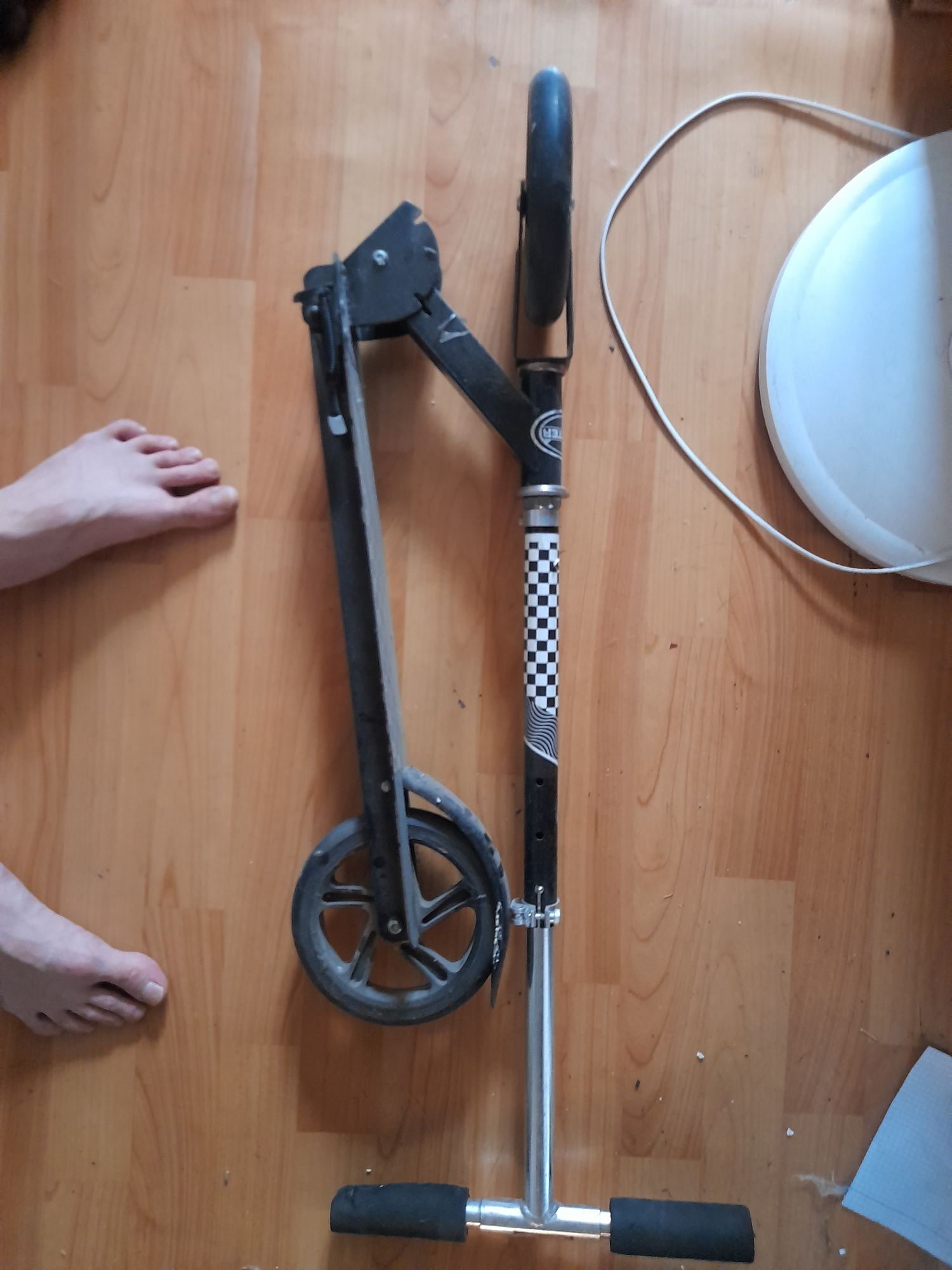Продам самокат б/у сломана регулировка руля на фото видно можно почини