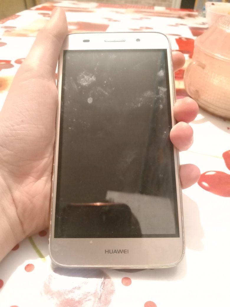 HUAWEI y3  8гб всего .оперативнач память 1гб .процессор 4 ядра  1,1 г