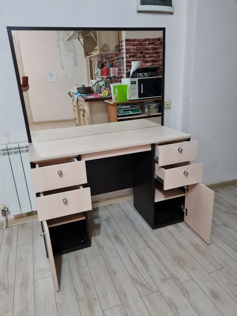 Продам столик  с зеркалом и ящичками (трюмо)