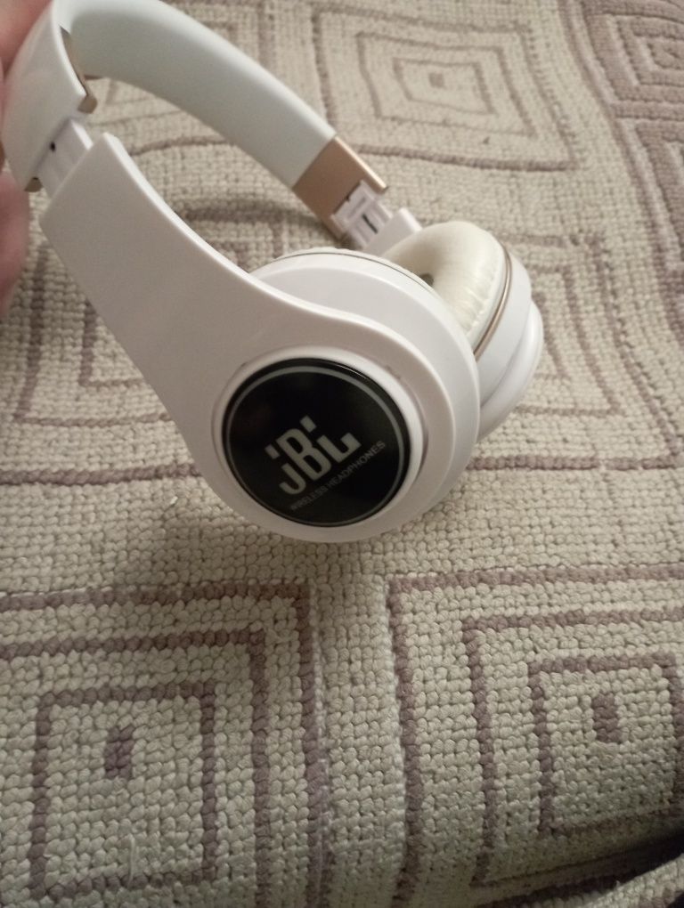 продаю наушник , беспроводной JBL T13