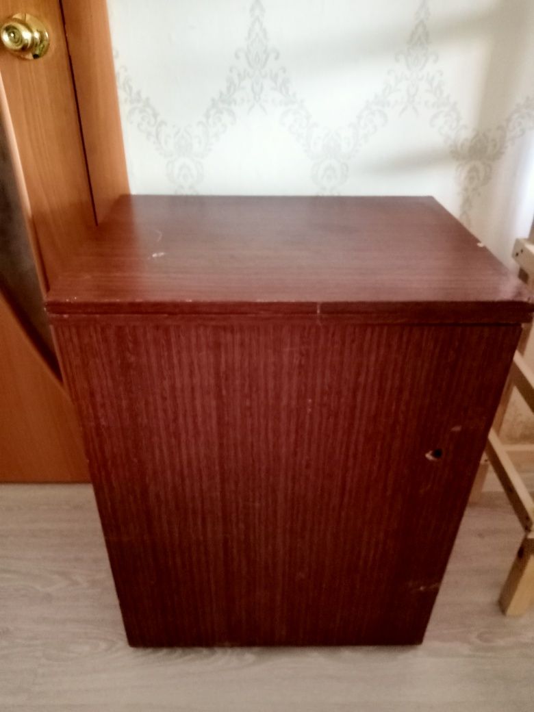 Продаю тумбу для швейной машинки