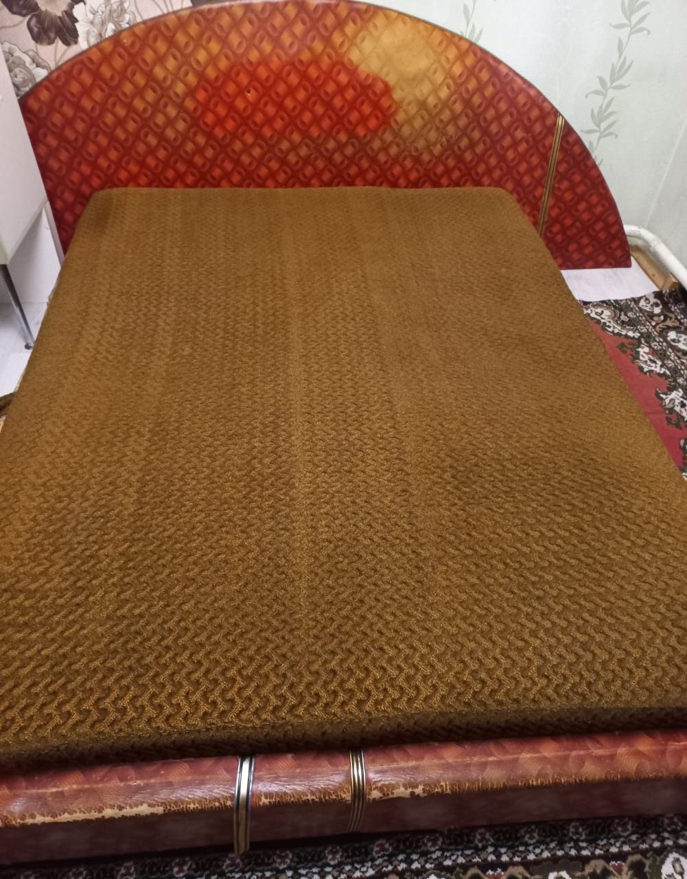 Продам б/у двухспальную кровать