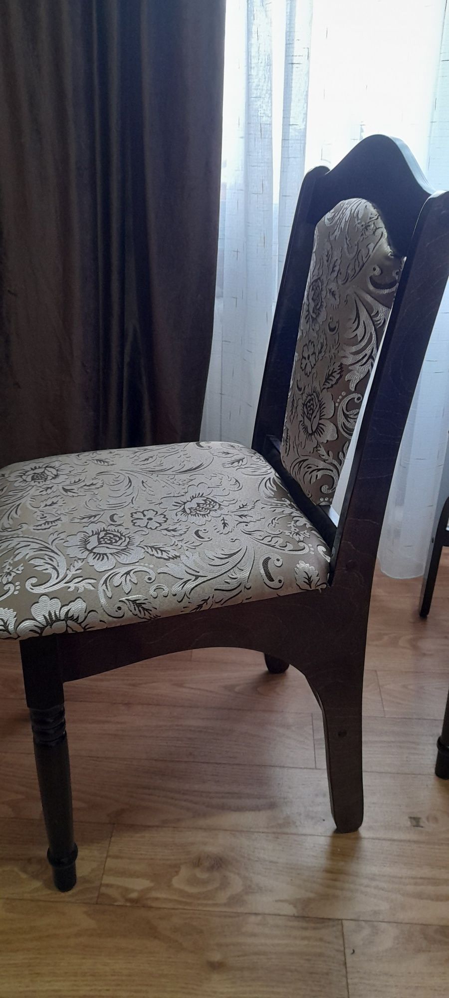 Продам два стула и 4 табуретки