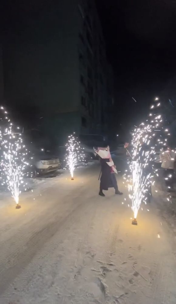 Холодный фонтан, надпись Happy Birthday, белая сердце на день рождения