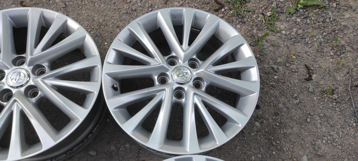Комплект оригинальных дисков R17. Toyota Camry .
