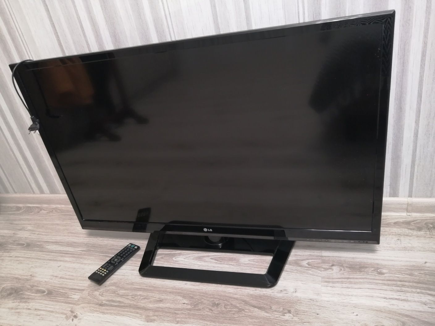 Телевизор цветного изображения LG