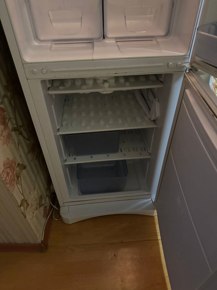 Холодильник indesit