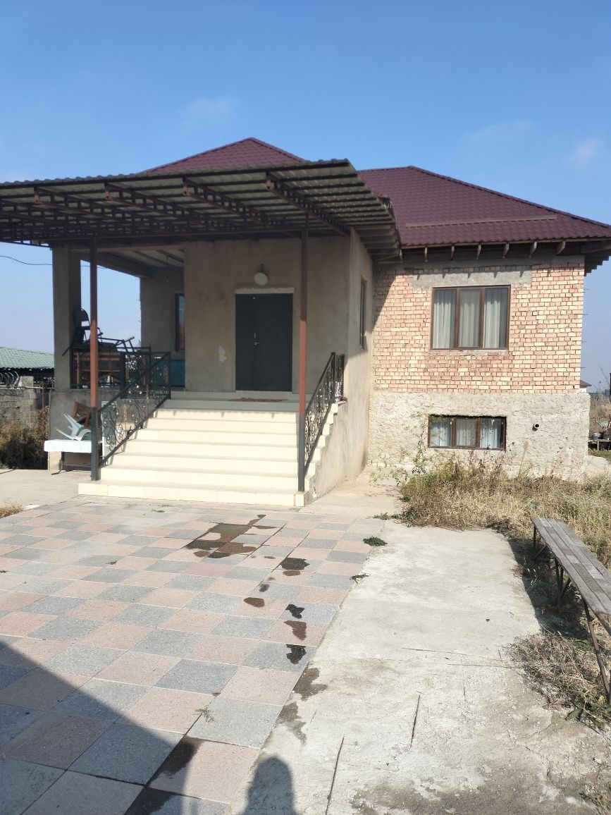 Дом кирпичный 280 кв, м. 7 жилых комат, 2 кухни, 4 сан узлов, котелная
