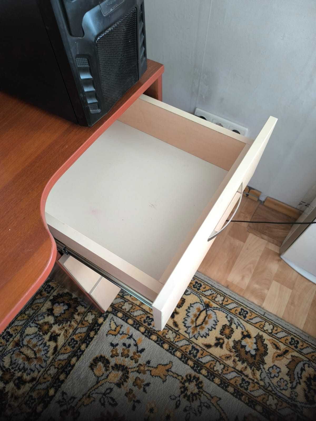Стол письменный, шкафчики,шка для одежды