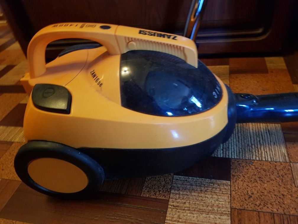 Продам пылесос фирмы zanussi со стаканом