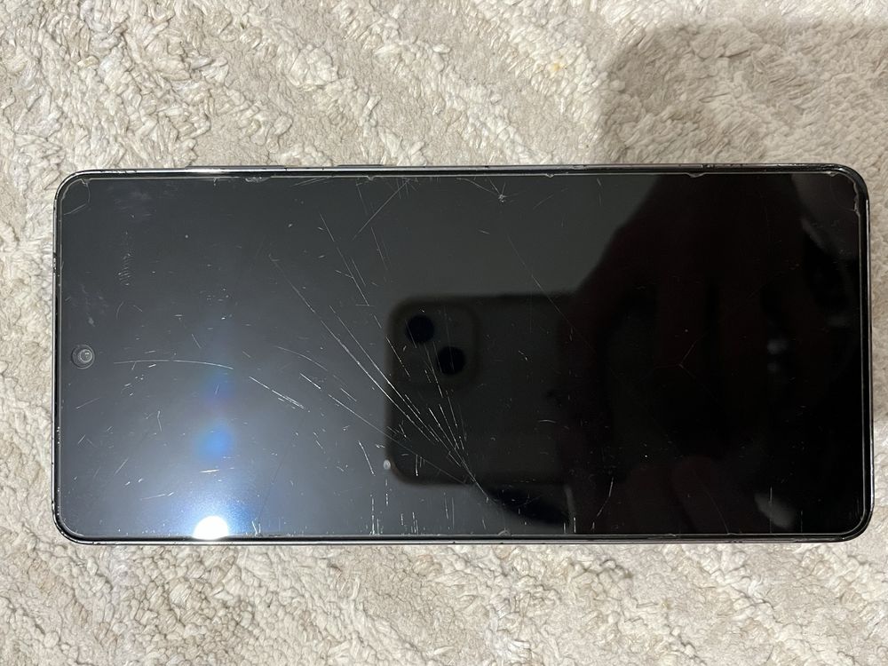 “Продаю Samsung A73 б/у, в нормальном состоянии.”