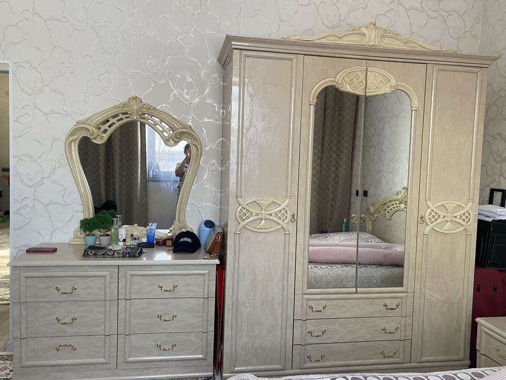Красивый спальный гарнитур