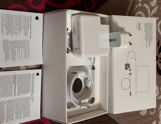 - от MacBook 45W - зарядка, блок питания, щнур для макбука.